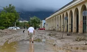 Un hombre camina por el barro en una carretera inundada después de la tormenta llamada Daniel en la zona de Volos, Magnesia, Grecia.