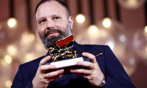El director Yorgos Lanthimos posará con el Premio León de Oro a la Mejor Película por la película 'Poor Things'.