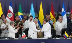 El presidente de Colombia, Gustavo Petro, y el presidente de México, Andrés Manuel López Obrador, se dan la mano tras su declaración conjunta en la Conferencia Latinoamericana y del Caribe sobre Droga, en Cali.