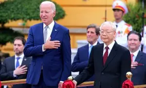 El secretario general del Partido Comunista vietnamita Nguyen Phu Trong y el presidente estadounidense Joe Biden revisan la guardia de honor en el Palacio Presidencial en Hanoi, Vietnam, 10 de septiembre 2023.