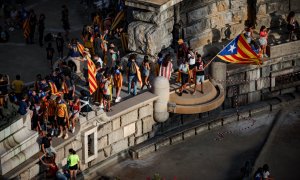 Varias personas con banderas de la estelada durante una manifestación convocada por la ACN con motivo de la Diada 2023, a 11 de septiembre de 2023, en Barcelona, Catalunya.