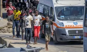 Un grupo de personas migrantes desembarca en la isla italiana de Lampedusa el pasado agosto.
