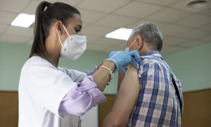 Una enfermera vacuna a un hombre contra la gripe y la Covid-19 en octubre de 2022 en Sevilla.