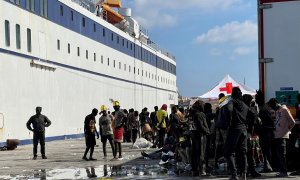 13/09/2023 - Un grupo de migrantes espera en la isla de Lampedusa mientras las autoridades italianas se preparan para trasladar a las personas tras las nuevas llegadas.