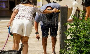 Un hombre se refresca en una fuente de València durante la ola de calor el 10 de agosto de 2023.