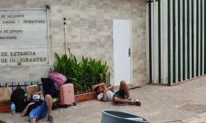 Solicitantes de asilo latinoamericanos duermen en la puerta del Centro de Estancia Temporal para Inmigrantes (CETI) de Melilla, a donde van para pedir asilo por falta de citas en todas las comisaría de España.