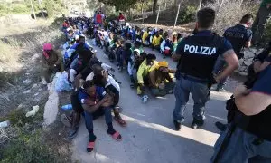Cientos de migrantes recién llegado a Lampedusa (Italia) espera su traslado a otros lugares del país.