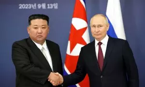Vladimir Putin se reúne con el líder de Corea del Norte, Kim Jong-un, en el cosmódromo de Vostochny, en Rusia, a 13/09/2023.