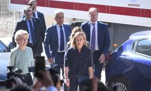 La presidenta de la Comisión Europea, Ursula Von der Leyen (izq.) junto a la primera ministra italiana, Giorgia Meloni, durante su visita a la isa de Lampedusa este sábado.