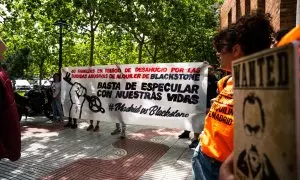 Varias pancartas durante una protesta del Sindicato de inquilinas de Madrid y Stop desahucios contra los desahucios de Blackstone.