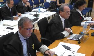 El fiscal Tomás Herranz (en medio), en un momento de su intervención final en el juicio contra el juez Penalva y el fiscal Subirán, ambos jubilados, en la Audiencia de Palma, este martes