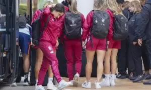 La defensa de la selección española femenina Oihane Hernández (i) a su llegada al hotel de concentración en Oliva (Valencia) este martes 19 de septiembre de 2023.