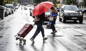 20/09/23-Dos personas caminan bajo la lluvia, a 2 de septiembre de 2023, en Madrid.