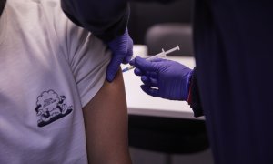 21/09/23-Detalle de una persona recibiendo la tercera dosis de la vacuna contra el Covid-19, en el Centro de Salud Pavones de Madrid, a 3 de febrero de 2022.