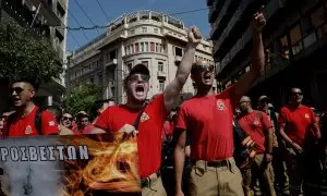 Un grupo de bomberos protesta contra la reforma laboral griega en Atenas durante la huelga general del pasado jueves.