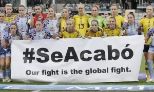 Las jugadoras de ambos equipos posan con una pancarta en la que se lee "Se Acabo, nuestra lucha es global" este viernes, en el partido de la Liga de las Naciones, entre Suecia y España, en Gotemburgo.
