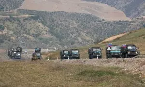 Vehículos rusos llevan ayuda humanitaria a Nagorno Karabaj, a 22 de septiembre de 2023.