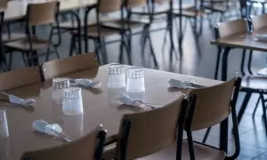 Una mesa de comedor escolar durante una visita de la presidenta de la Comunidad de Madrid, Isabel Díaz Ayuso al Colegio público de Educación Infantil y Primaria San Juan Bautista con motivo de la inauguración del curso escolar 2023/2024, a 7 de septiembre