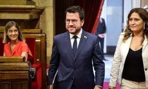 26/09/2023 - Pere Aragonès al costat de la consellera de la Presidència, Laura Vilagrà, i sota la mirada de Jéssica Albiach (En Comú Podem) aquest dimarts al Parlament.