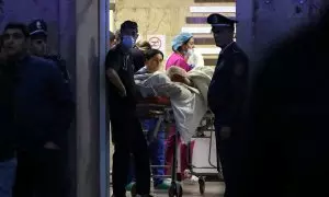 Los servicios de emergencias atienden a uno de los heridos en la explosión producida en Nagorno Karabaj, a 26 de septiembre de 2023.
