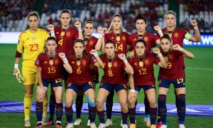 La selección femenina posa puño en alto minutos antes de enfrentarse a Suiza, a 26 de septiembre de 2023, en Córdoba.