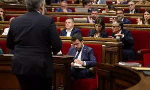 El president de Junts al Parlament, Albert Batet, torna al seu escó passant pel costat del president de la Generalitat, Pere Aragonès, en el marc del debat de política general.