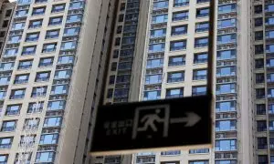 Una señal de salida enfrente de un complejo de viviendas promovido por Evergrande, en Pekín. REUTERS/Florence Lo