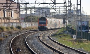 Un tren surt de l'estació de Gavà en sentit Barcelona