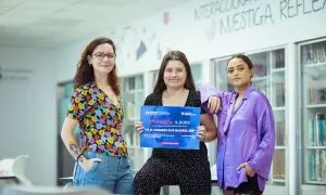Fotografía de las ganadoras del  concurso nacional sobre violencia machista para alumnos de centros de enseñanza, del IES Bilbao de Madrid: Lucía Tobajas, Silvia Santos y Meritxell Fraile.