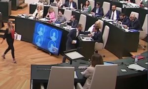 Momento en el que el concejal del PSOE Daniel Viondi toca da varias palmadas en la cara al alcalde de Madrid, José Luis Martínez Almeida, a 28 de septiembre de 2023.
