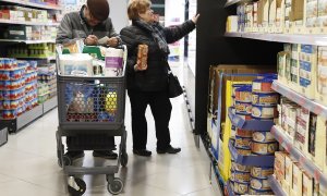 28/09/23-Varias personas hacen la compra en un supermercado de Madrid, en una imagen de archivo.