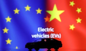 Una ilustración muestra un vehículo eléctrico junto a las banderas de China y la Unión Europea, a 26 de septiembre de 2023