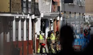 Bomberos de Murcia trabajan frente al Teatre, en la zona de ocio de Las Atalayas, donde ocurrió el incendio, a 2 de octubre de 2023, en Murcia, Región de Murcia (España).