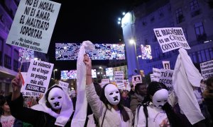 Un grupo de jóvenes con caretas durante una manifestación contra las violencias machistas, 25 de noviembre de 2022, en Madrid.