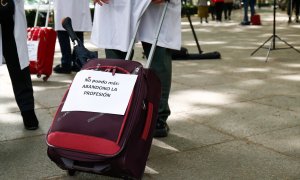 Trabajadores sanitarios participan con maletas como signo de protesta en una concentración, a 20 de abril de 2021, en Madrid, (España).