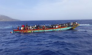 El cayuco con 280 personas escoltado por Salvamento Marítimo hasta el puerto de La Restinga, en la isla canaria de El Hierro.