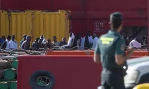 Llegada al muelle de Puerto del Rosario, en Fuerteventura, de 79 migrantes rescatados a bordo del buque Vos Pace este martes.
