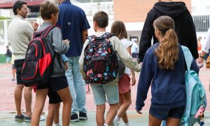 Varios alumnos con mochilas llegan al colegio Arturo Soria, el primer día de curso escolar, a 6 de septiembre de 2023, en Madrid (España).