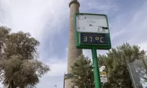 Un termómetro a 37 grados junto al faro de la playa de Maspalomas, Gran Canaria, el 4 de octubre de 2023.
