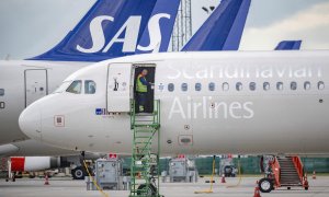 Un técnico trabaja a bordo de un Airbus A320neo de SAS en el aeropuerto de Kastrup (Dinamarca). REUTERS/Johan Nilsson/TT News Agency