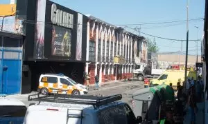 5/10/23 Imagen de la calle en la que se encuetran las discotecas incendiadas, con los equipos de rescate trabajando en ellas, el pasado 1 de octubre.