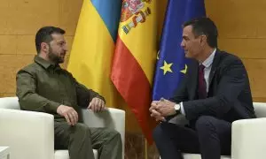 El presidente del Gobierno en funciones, Pedro Sánchez conversa con el presidente de Ucrania, Volodímir Zelenski durante un encuentro bilateral con motivo de la III Cumbre de la Comunidad Política Europea (CPE), que se celebra este jueves en Granada.