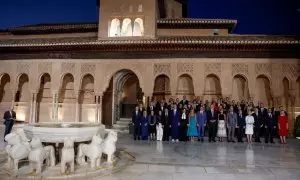 Foto de familia de los líderes europeos participantes en la cumbre de la Comunidad Política Europea, con el rey Felipe VI y la reina Letizia, en el Patio de los Leones de la Alhambra de Granada. REUTERS/Jon Nazca