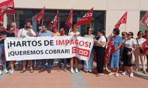 Varias trabajadoras en una manifestación contra los impagos, en El Cornetín, Ceuta.