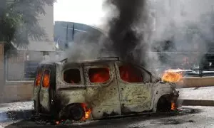 Un vehículo en llamas en la ciudad israelí de Ashkelón tras el lanzamiento de cohetes desde Gaza, 07 de octubre de 2023.
