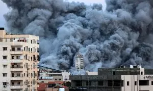 Un bombardeo israelí contra un edificio residencial en Gaza este sábado, cuando las milicias de Hamás lanzaron un ataque sorpresa que ha causado centenares de muertos en Israel.