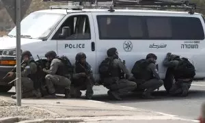Soldados israelíes se ponen a cubierto durante enfrentamiento con militantes de Hamás en el sur de Israel, a 8 de octubre de 2023.