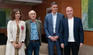 La vicesecretaria general del PSOE, María Jesús Montero, el secretario general, Pedro Sánchez, junto los líderes de UGT y CCOO, Pepe Álvarez y Unai Sordo.