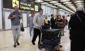 Familiares y amigos reciben a los viajeros con vuelo procedente de Tel Aviv (Israel) en el aeropuerto de Barajas este lunes 9 de octubre de 2023.