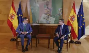 El presidente del gobierno en funciones, Pedro Sánchez (i), mantiene una reunión con el presidente del Partido Popular, Alberto Núñez Feijóo, este lunes en el Congreso